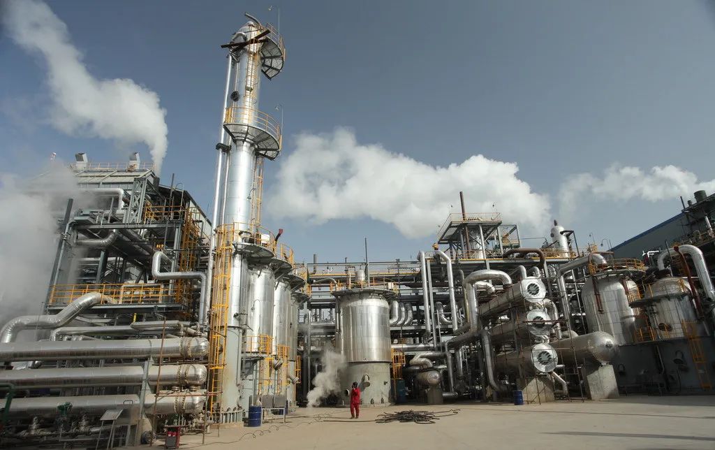 按 VOCs 的化學結構，可將其進一步分為 8 類：烷烴類、芳香烴類、烯烴類、鹵代烴類、酯類、醛類、酮類和其他化合物。從環保意義上講，主要指化學性質活潑的那一類揮發性有機物。常見的 VOCs有：苯、甲苯、二甲苯、苯乙烯、三氯乙烯、三氯甲烷、三氯乙烷、二異氰酸酯（TDI）、二異氰甲苯酯等。